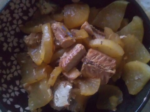 サバ缶でザバと大根の煮物